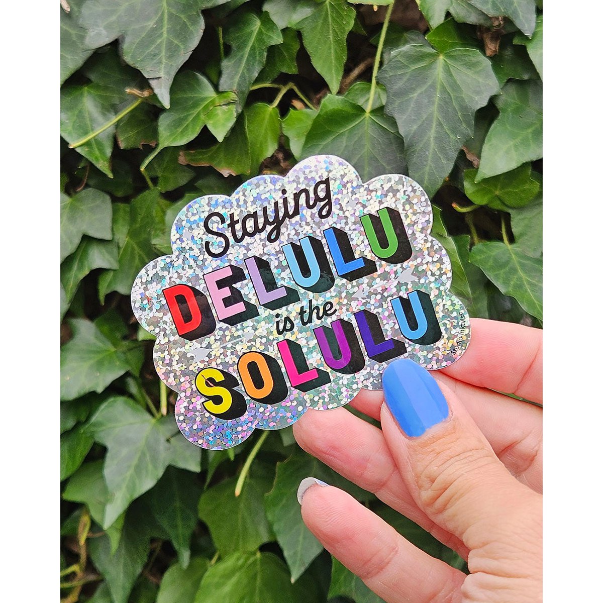 Adesivo glitter Staying Delulu è il Solulu
