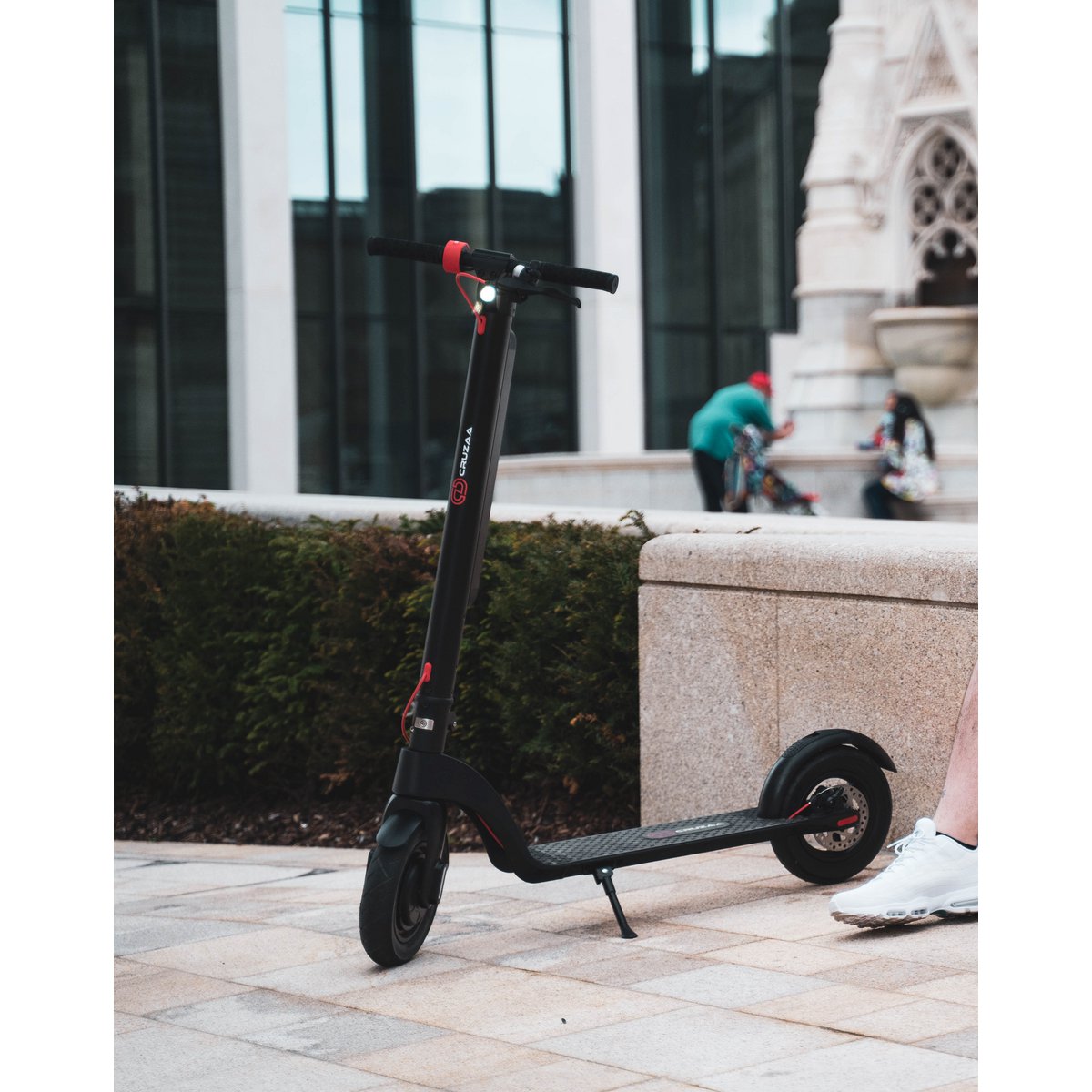Le scooter électrique Cruzaa Commuta officiel