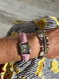 La Rechteckige Damenuhr. Pastellrosa Lederarmband mit silbernem Hintergrund