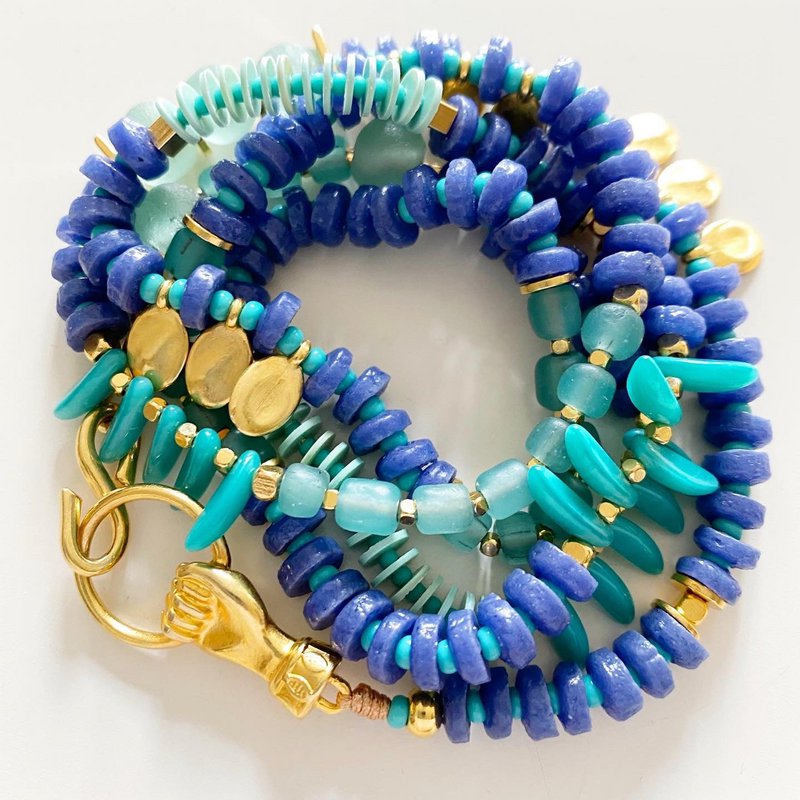 BUENAVENTURA alsidig halskæde/armbånd med blå og aqua perler