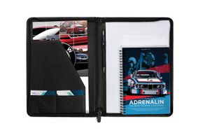 K0002AB | Notizblockhalter im A4-Format aus echtem Vollnarbenleder, genarbter Dollar – Farbe Schwarz – Maße: 24 x 32 x 2 cm – Verpackung: Tnt-Tasche