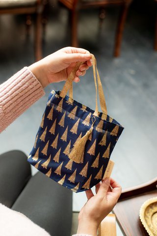 Stoff-Geschenktüten Tote Style - Weihnachtskollektion - Navy Gold Trees