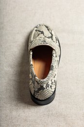 EMILIA OFF WHITE – Leder-Loafer mit Schlangenprägung