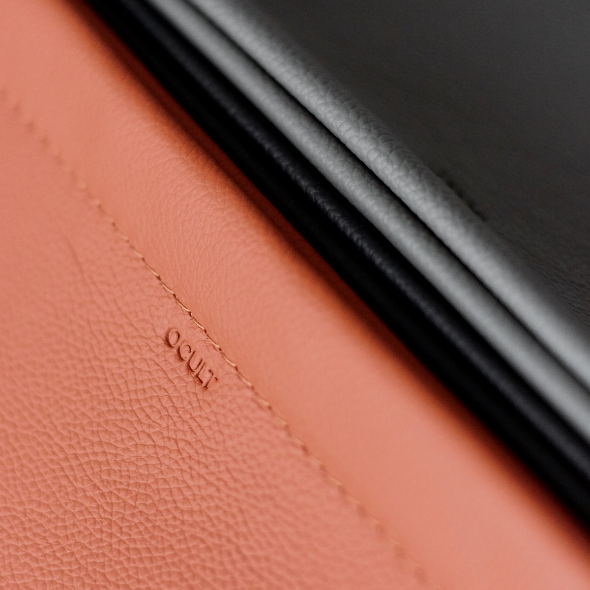 Borsa da toilette minimalista in pelle nera con sistema di chiusura magnetica