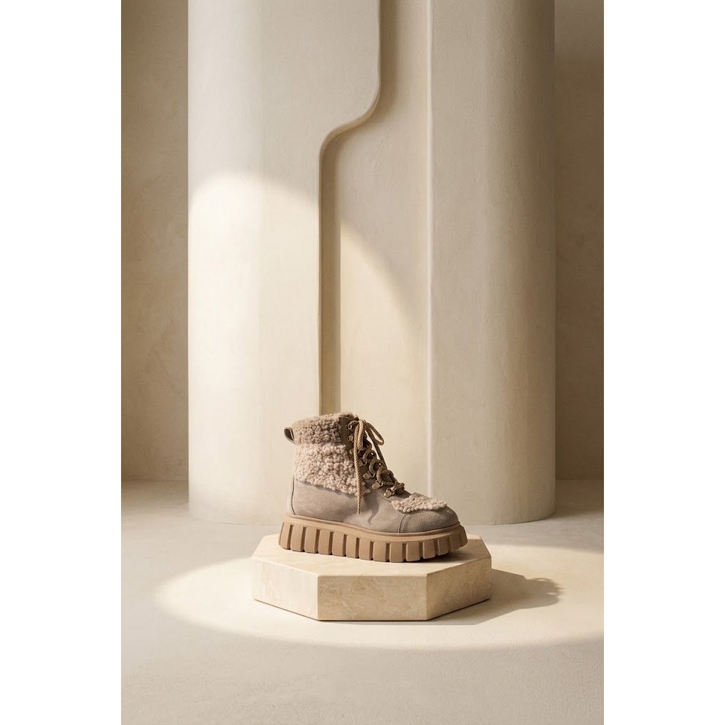 NILS GREY – Wildleder-Wanderstiefel mit Kunstpelzkragen und Einsätzen
