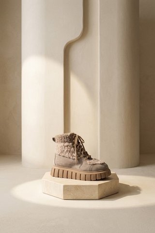 NILS GREY – Wildleder-Wanderstiefel mit Kunstpelzkragen und Einsätzen