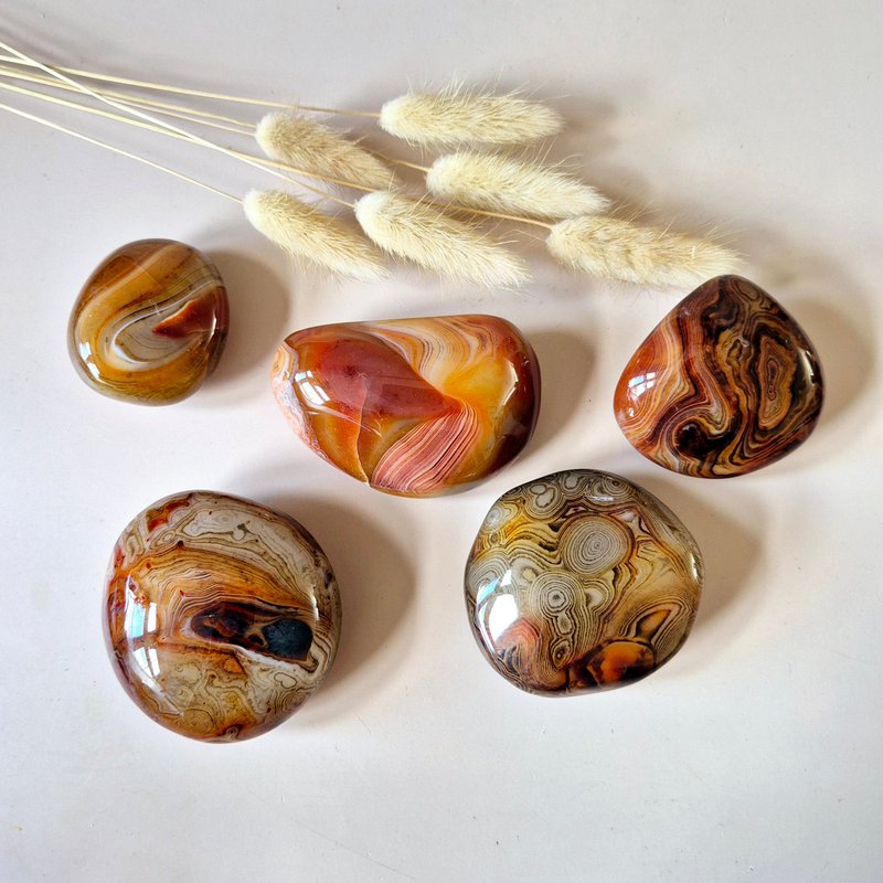 Sardonyx Palm Stone - Mächtiger polierter Stein für Gleichgewicht und Selbstvertrauen (5–10 cm)