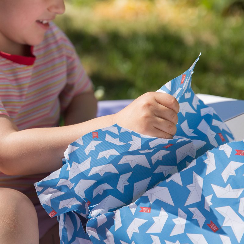 Blauw inpakpapier met papieren boten en strepen - lichtblauw inpakpapier met papieren bootpatroon, ideaal voor kinderverjaardag, doop, geboorte.