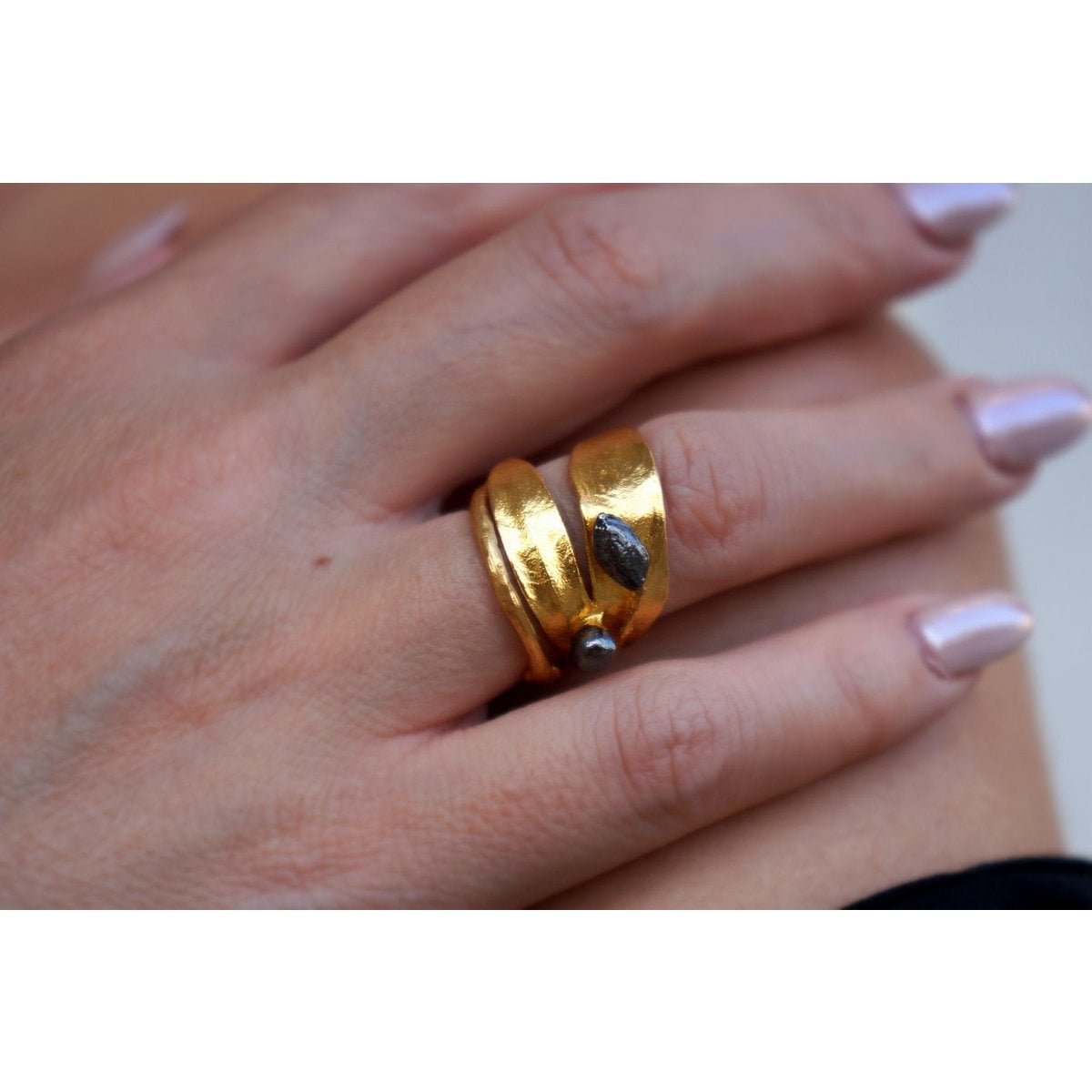 Anillo Hoja de Olivo: Latón Reciclado con Rodio Negro, Ajustable