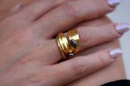 Anillo Hoja de Olivo: Latón Reciclado con Rodio Negro, Ajustable