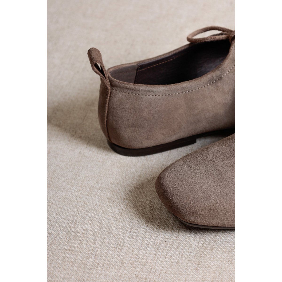 KATY DARK TAUPE – Ballerinas aus weichem Leder mit Schnürung vorne