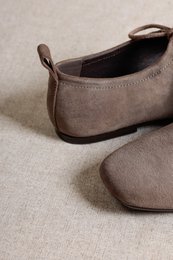 KATY DARK TAUPE – Ballerinas aus weichem Leder mit Schnürung vorne