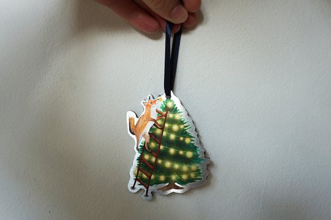 Weihnachtsanhänger schmücken den Weihnachtsbaum