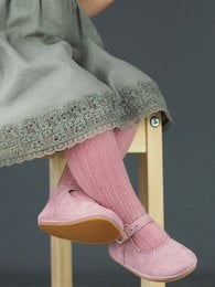 Classic baby shoes in a soft pink color with a glittery trim. Suitable for girls aged 17-20 months.
