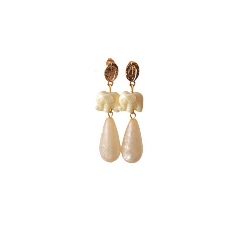 Oorbellen met ivoorkleurig olifantje en druppel resin champagne