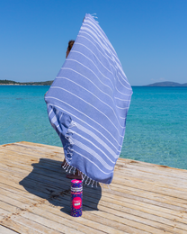 Dark blue hammam towel with recycled gift box, made of soft, absorbent Turkish cotton with a striped pattern.