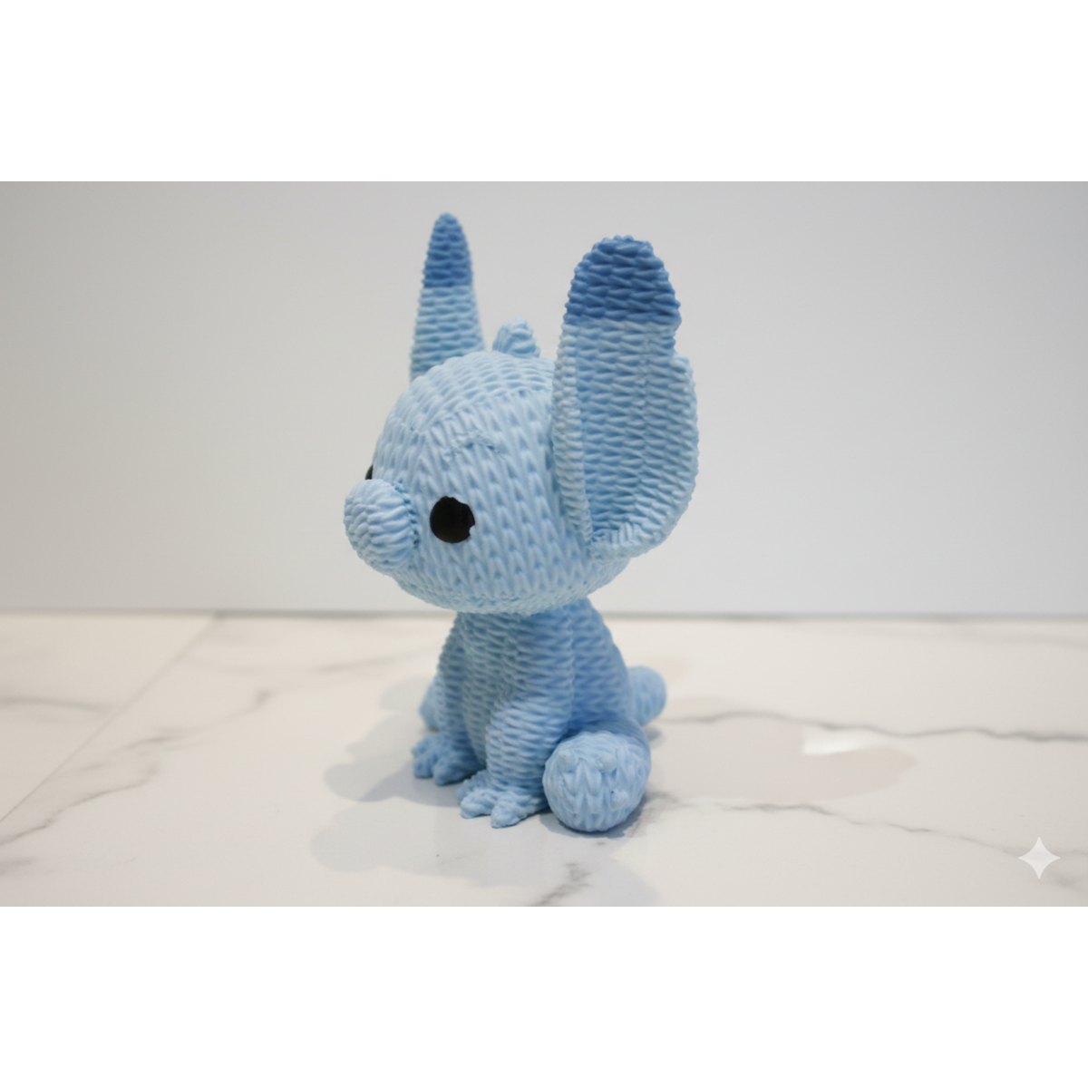 Eterna Wonder — Figurka fantastycznego stworzenia z dzianiny — Dekoracyjna mini rzeźba — Jasnoniebieski — 15 cm