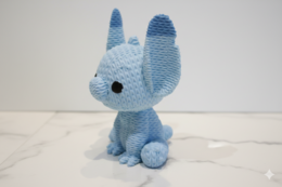 Eterna Wonder — Fantasy Creature Figur i strikket stil — Dekorativ miniskulptur — Lyseblå — 15 cm