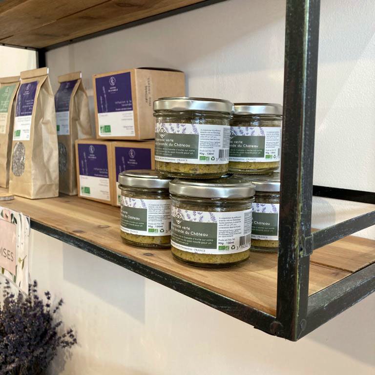 Grüne Tapenade mit Bio-Lavendelblüte