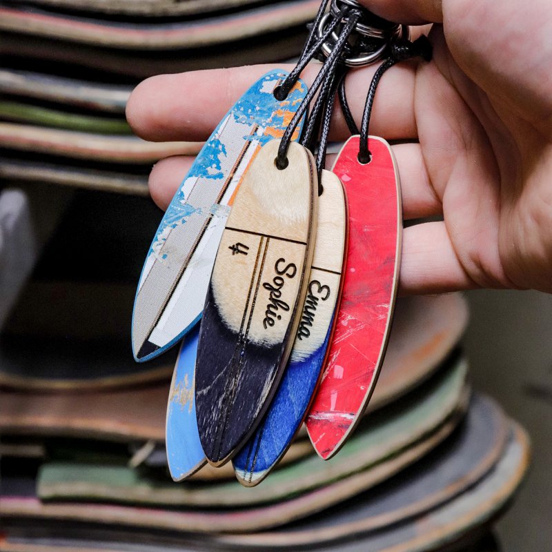Llavero de madera, llavero de tabla de surf personalizado, hecho de madera de skate reciclada
