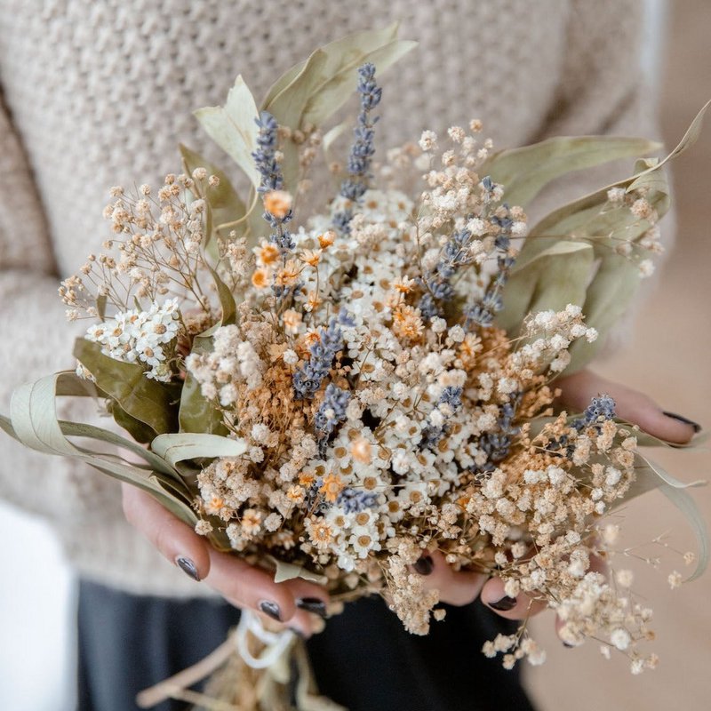 Forårsmelodi: harmoni af lavendel, glixia og eukalyptus i en tørret blomsterbuket
