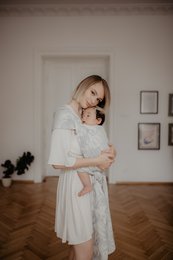 Grey marble-patterned eco-friendly woven wrap for babywearing, available in sizes S, M, and L. Soft, breathable material for comfortable and secure baby carrying.