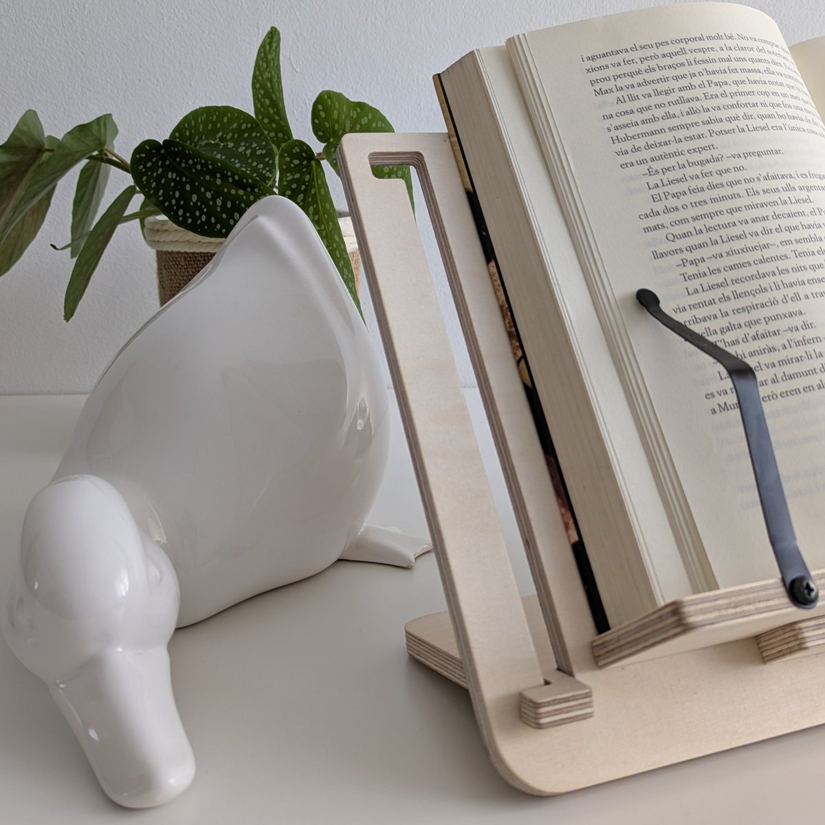 Adjustable support for books and tablets - The reader