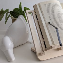 Adjustable support for books and tablets - The reader