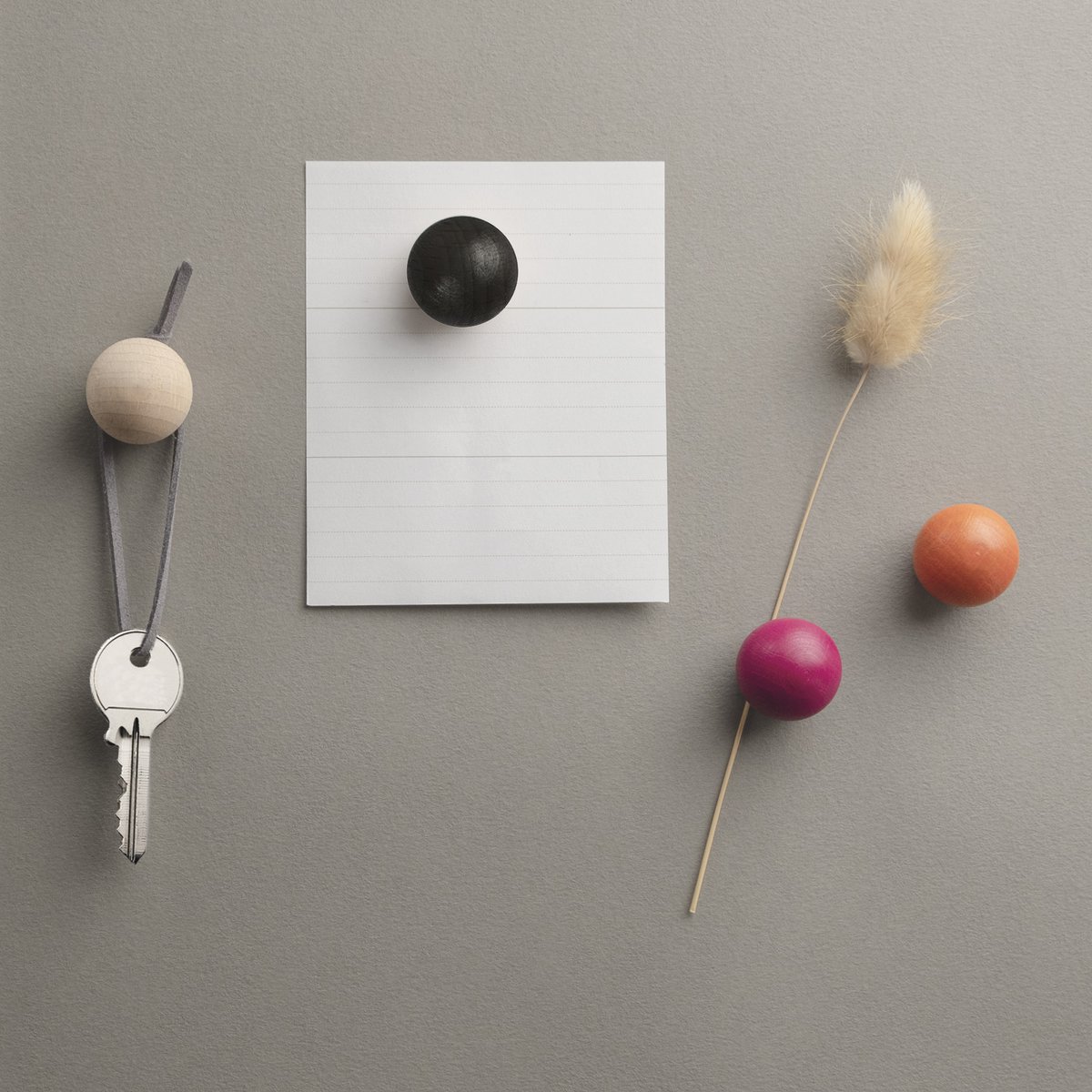 Assortiment van 24 kleine houten magnetische balletjes - naturel en zwart