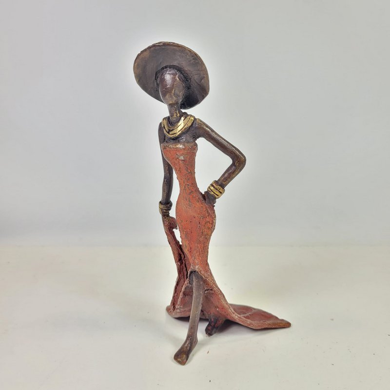 Bronze sculpture "Femme élégante with chapeau" by Soré | different sizes and colors
