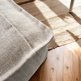 Leinen-Cru-Pouf und Bodensitz