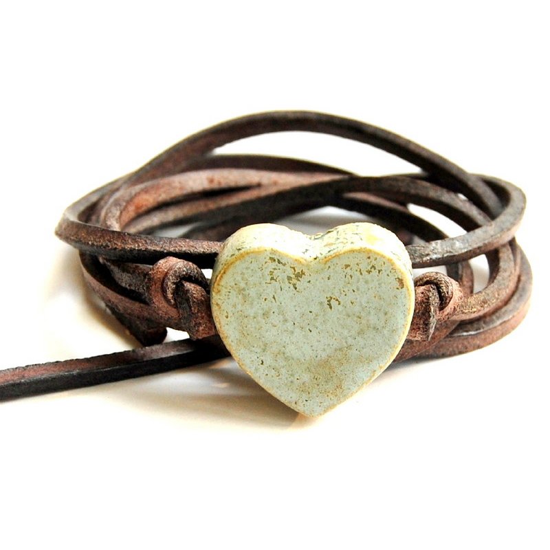 Armband Lederspitze mit einem antiken grünen Herzen