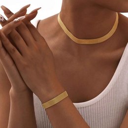 Cezary – Breite goldene Mesh-Halskette
