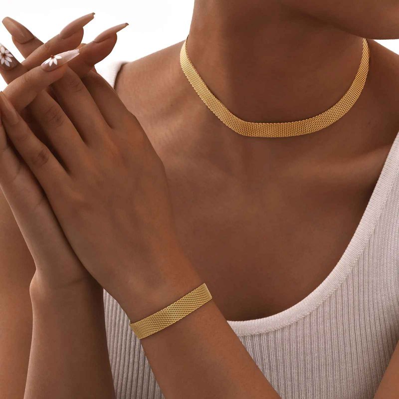 Cezary – Breite goldene Mesh-Halskette