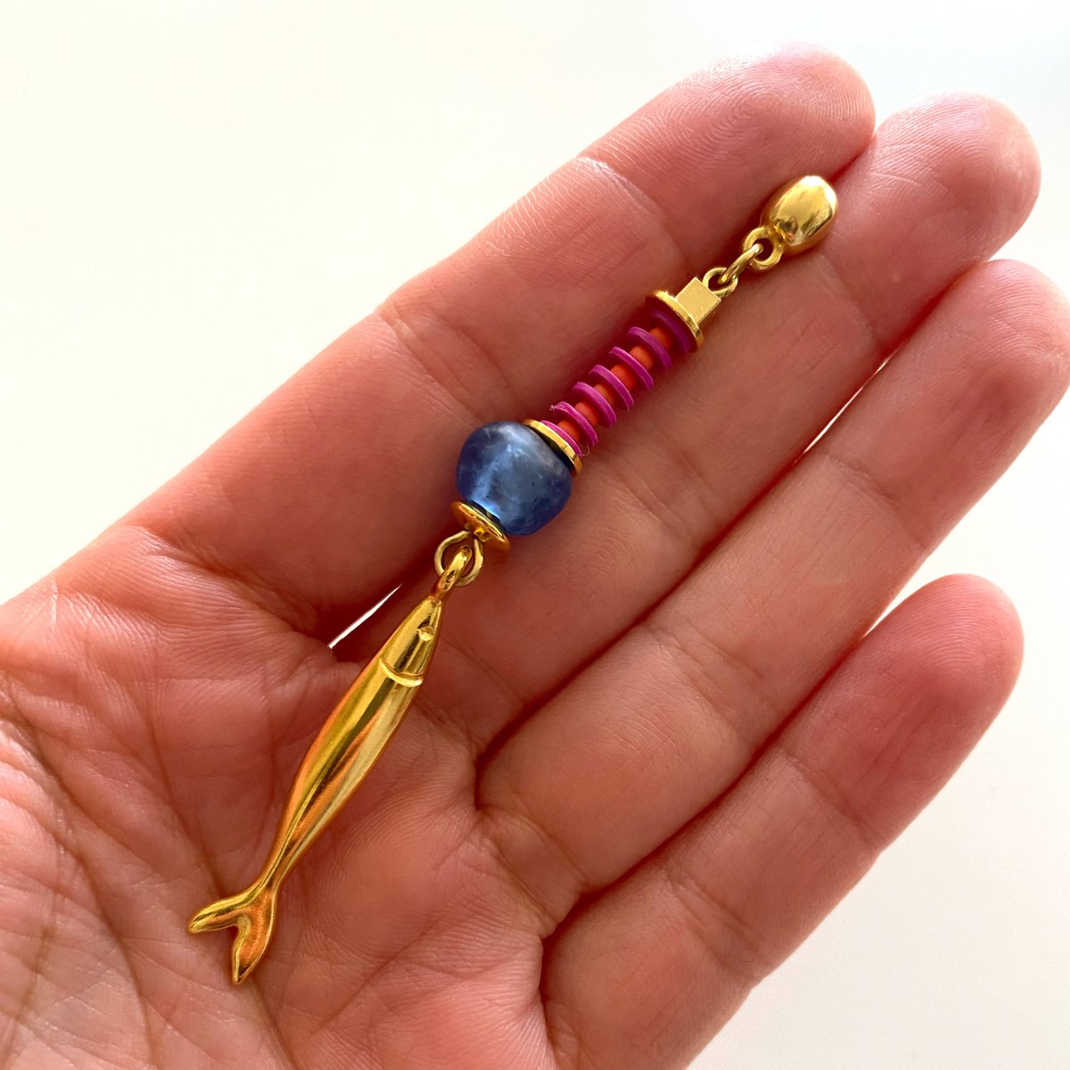 ARACATACA aretes dorados de colores con colgantes de peces
