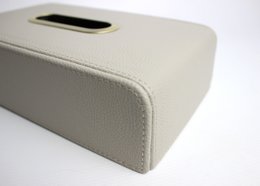 Tapping Box di stoffa in pelle sintetica grigio chiaro con apertura in ottone