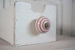 Hvid møbelknop med mørkerosa striber 4 cm Isabelle Rose