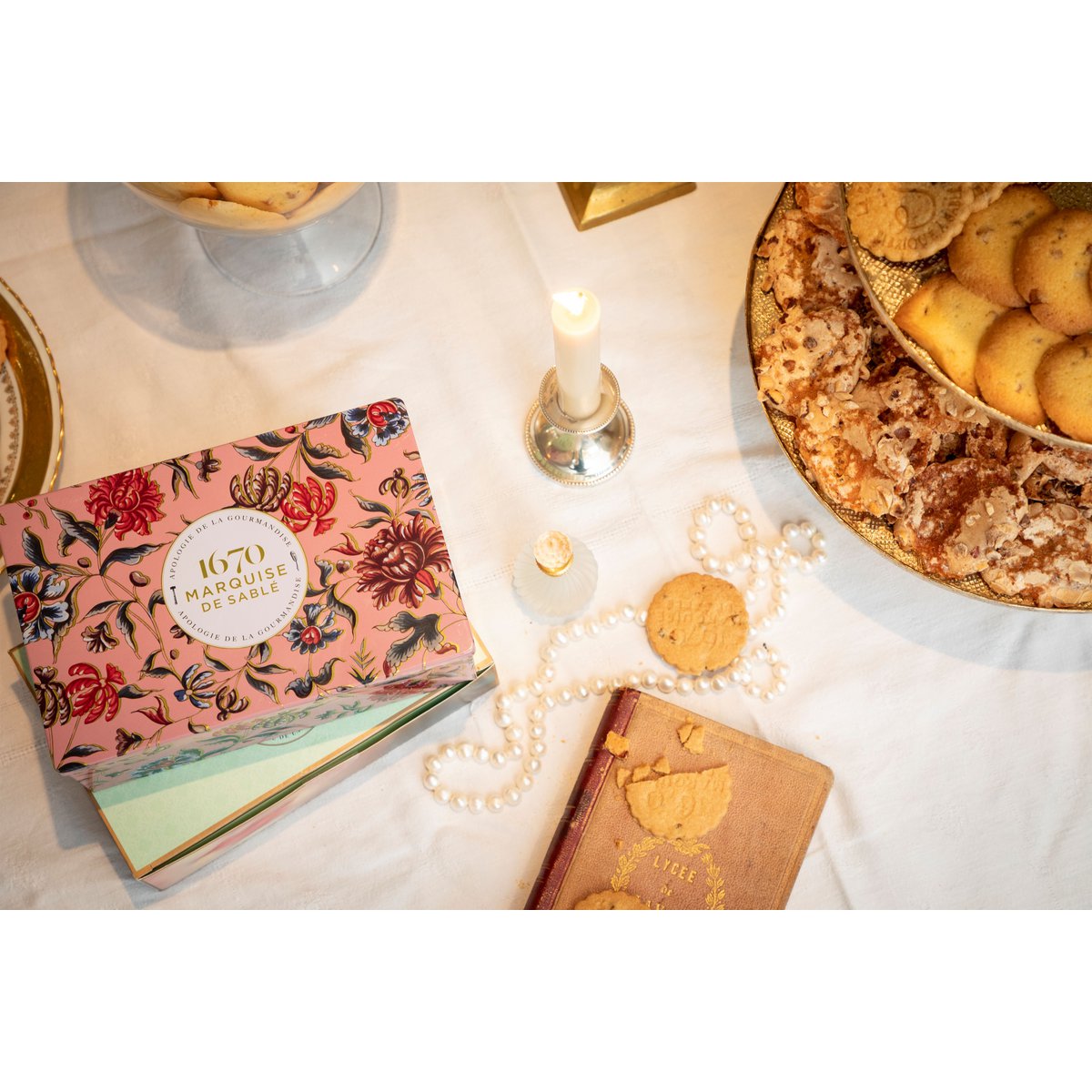 Shortbread biscuits assortment of plain shortbread, raspberry chips and all chocolate - metal box "Une marquise à Chambord" 300g
