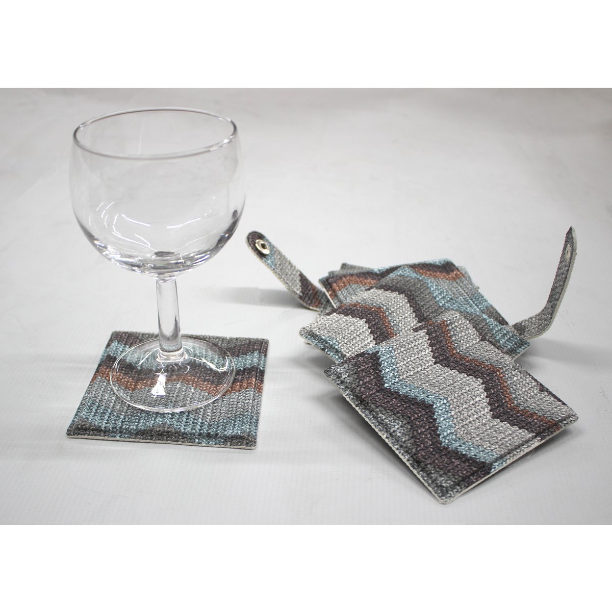 Juego de posavasos de cristal de 6 posavasos azules con estampado en zigzag