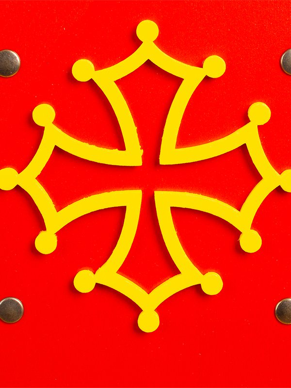 SHIELD HISTORIK L RED WITH OCCITAN CROSS - ST597