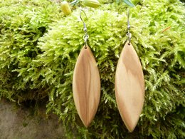 Geometric hanging earrings in leaf shape made of strikingly grained olive wood, very light, matt oiled surface