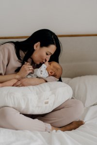 voedingskussen, borstvoedingskussen, u-vormig kussen, helper voor moeder en baby, voedingshelper, kussen om te voeden (2 kleuren)