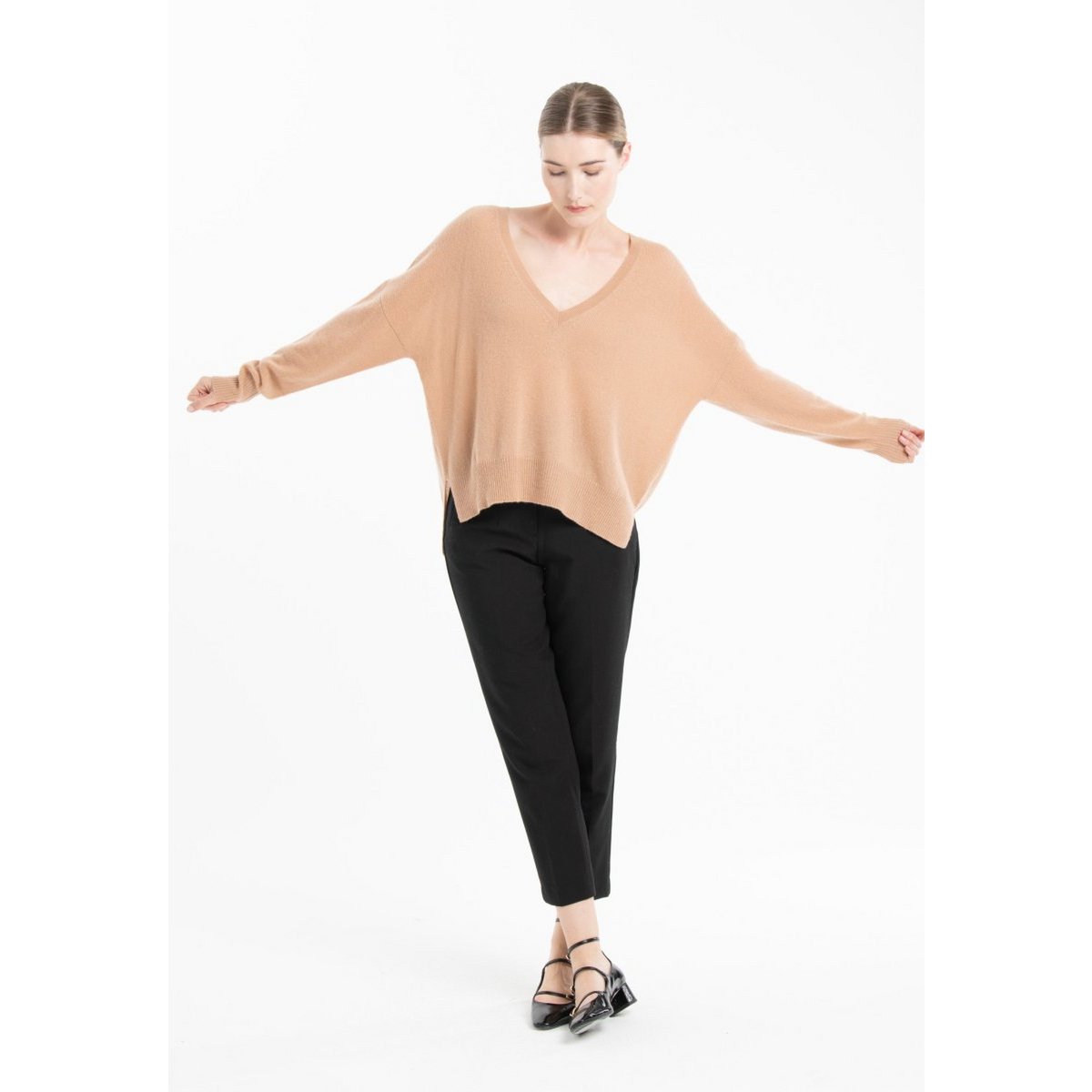 NAMI 23 Maglia scollo a V in cashmere con fascia colore cammello/beige