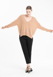 NAMI 23 Kaschmirpullover mit V-Ausschnitt und kamel-/beigefarbenem Band