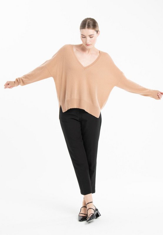 NAMI 23 Kaschmirpullover mit V-Ausschnitt und kamel-/beigefarbenem Band