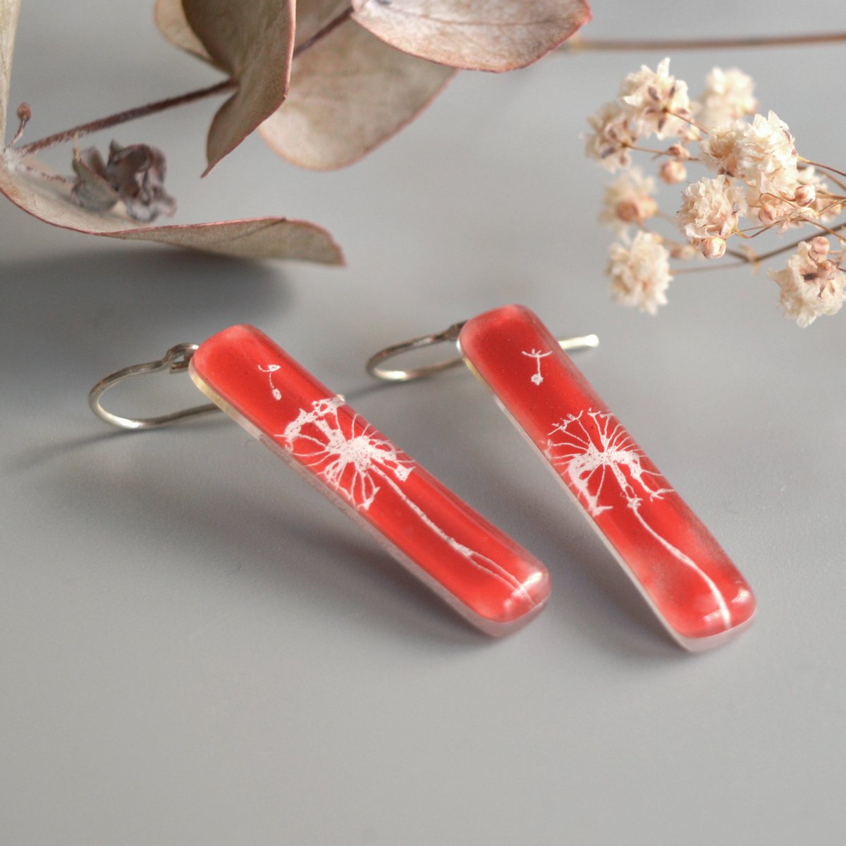 Paardebloemoorbellen in diep rood en wit, lange bungelstaaf, glas en sterling zilver