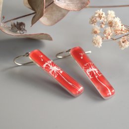 Paardebloemoorbellen in diep rood en wit, lange bungelstaaf, glas en sterling zilver