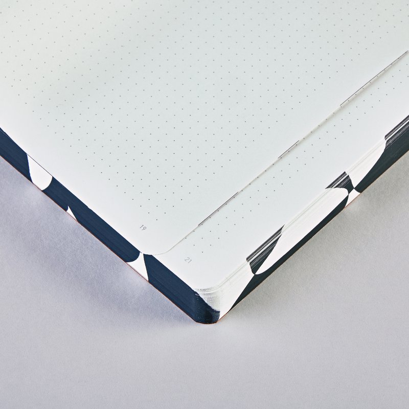 Vis-à-Vis - Graphique L | Carnet A5+ | Journal pointillé | Points de 3,5 mm | 256 pages numérotées | Papier Premium 120g | cuir recyclé | produit de manière durable en Allemagne