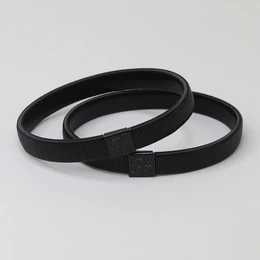 Schwarze Armbänder – Lieferung in einer 12er-Präsentationsbox