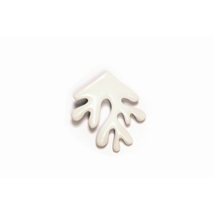 Coral brooch in marbled black horn and ivory lacquer